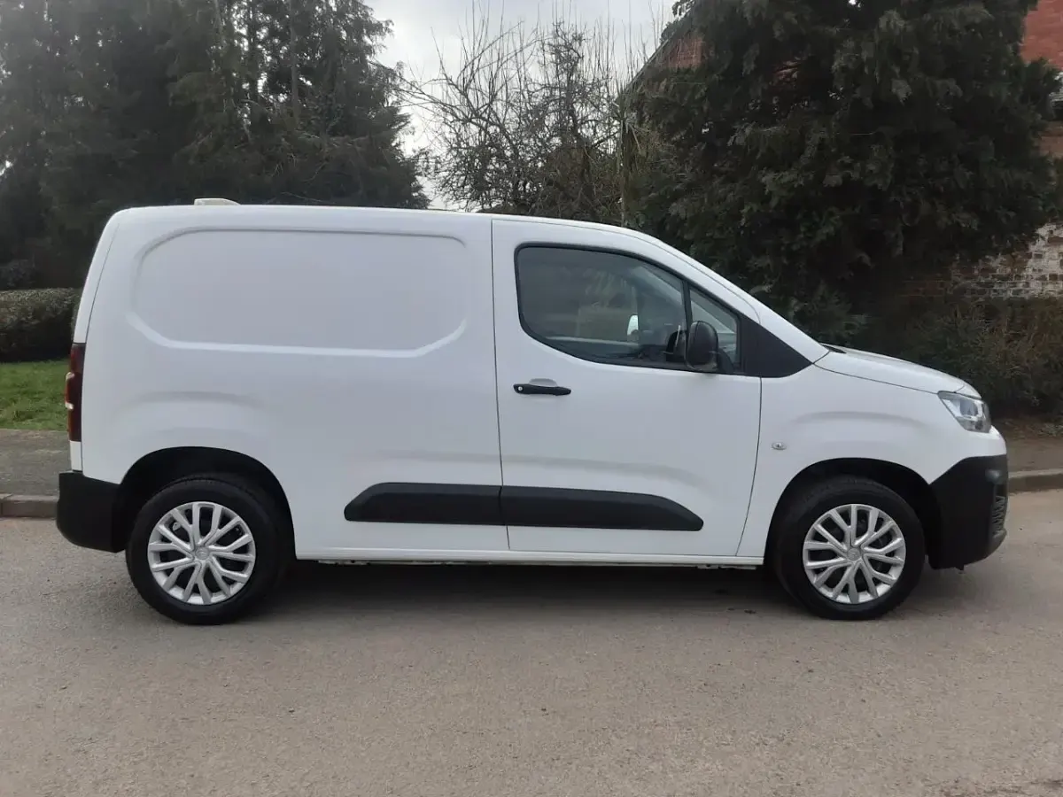Used Citroën Berlingo 100 HP (73 kW) 2021 White MPV