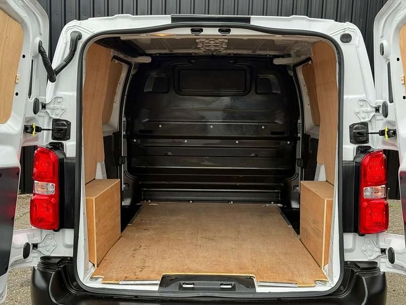 Used Vauxhall Vivaro 100 HP (73 kW) 2023 White MPV