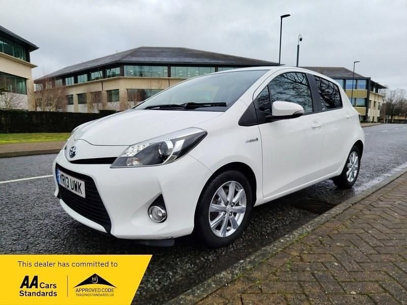 Used Toyota Yaris Hybrid T4 101 HP (74 kW) 2013 White Hatchback