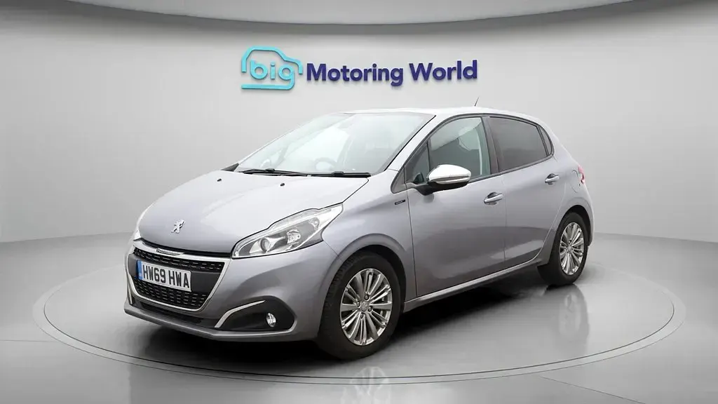 Usado Peugeot 208 Signature Sky 82 HP (60 kW) 2019 Cinzento Citadino