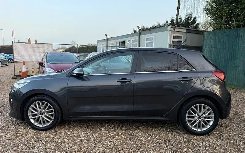 Usado Kia Rio 90 HP (66 kW) 2017 Cinzento Citadino