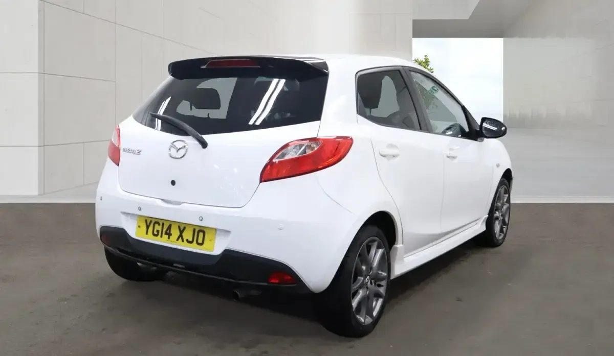 Used Mazda 2 Edition 84 HP (61 kW) 2014 White Hatchback