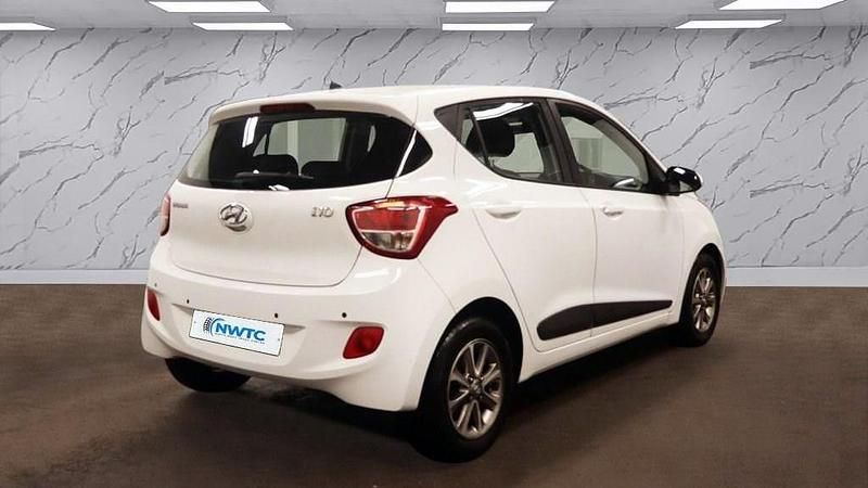 Used Hyundai i10 Premium 87 HP (63 kW) 2016 White Hatchback