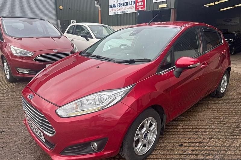 Used Ford Fiesta Titanium 75 HP (55 kW) 2015 Red Hatchback