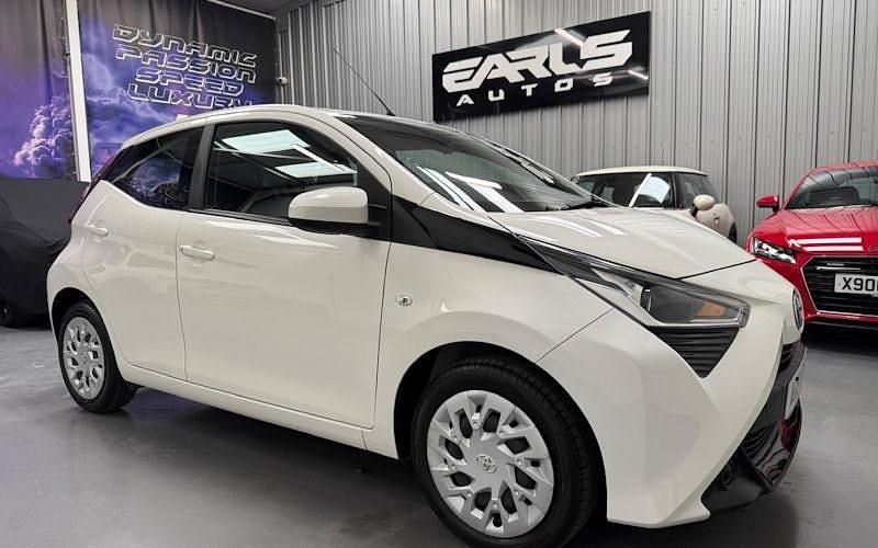 Used Toyota Aygo X-play 72 HP (52 kW) 2019 White Hatchback