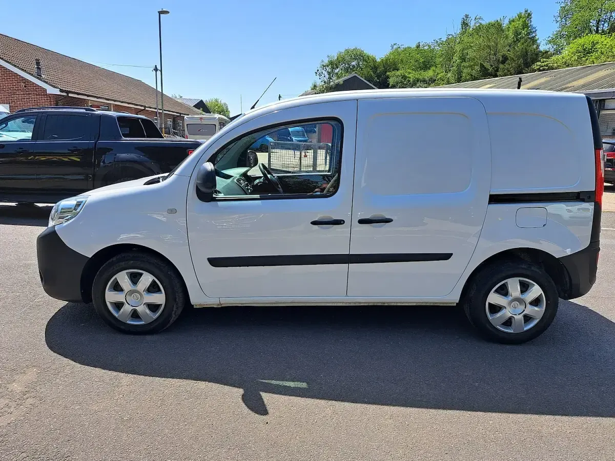 Used Nissan NV250 Acenta 95 HP (69 kW) 2020 White Van