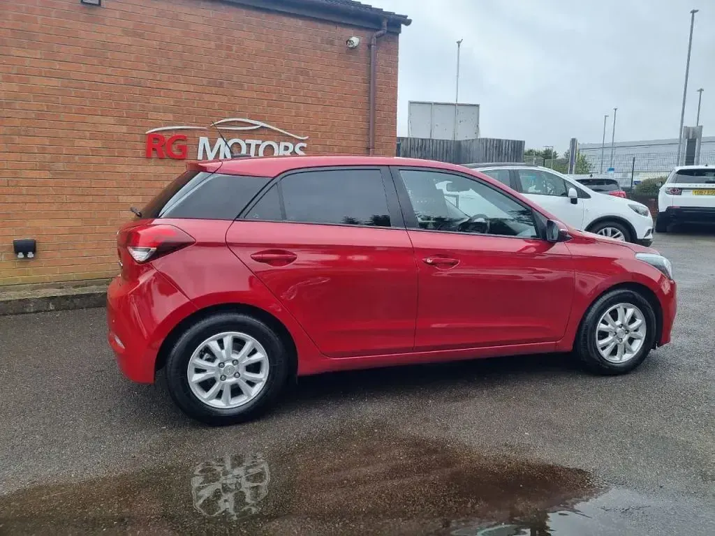 Używany Hyundai i20 SE 100 KM (73 kW) 2018 Czerwony Hatchback