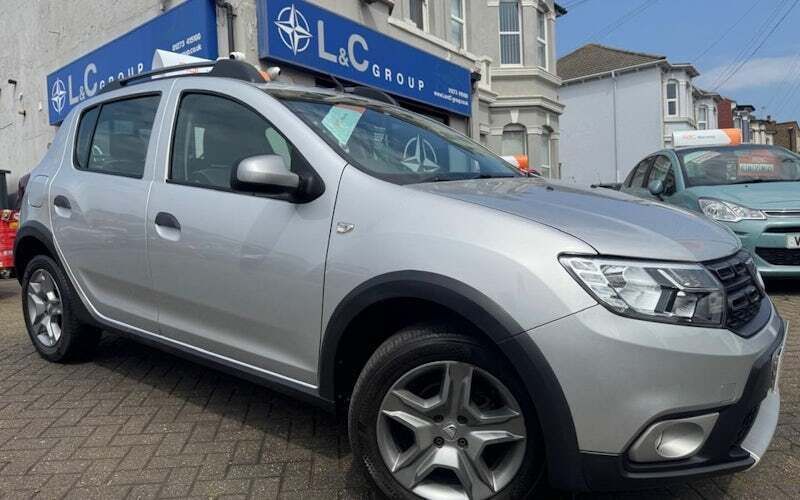 Silver Used 2017 Dacia Sandero Ambiance Hatchback | £6,490 (Fair price) - Image 1/4