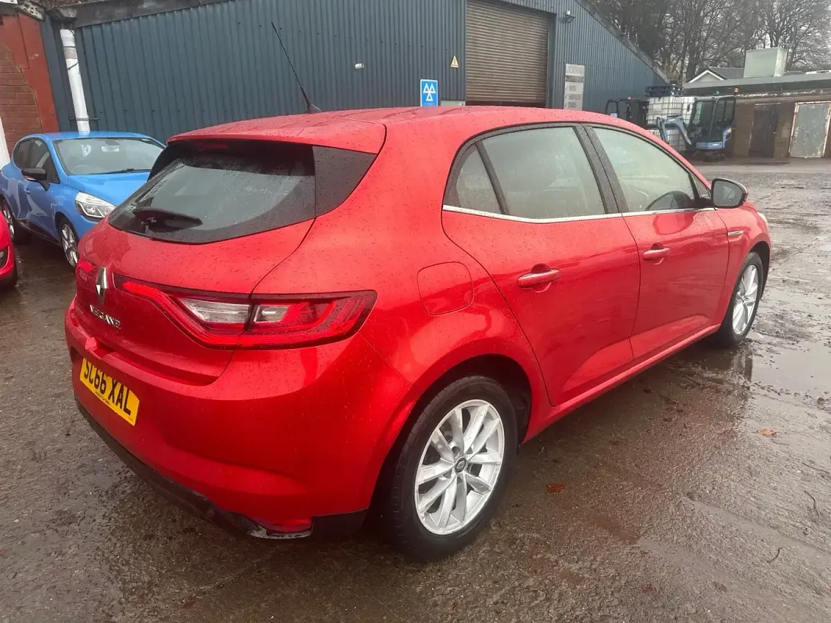 Used Renault Mégane Dynamique 110 HP (80 kW) 2016 Red Hatchback