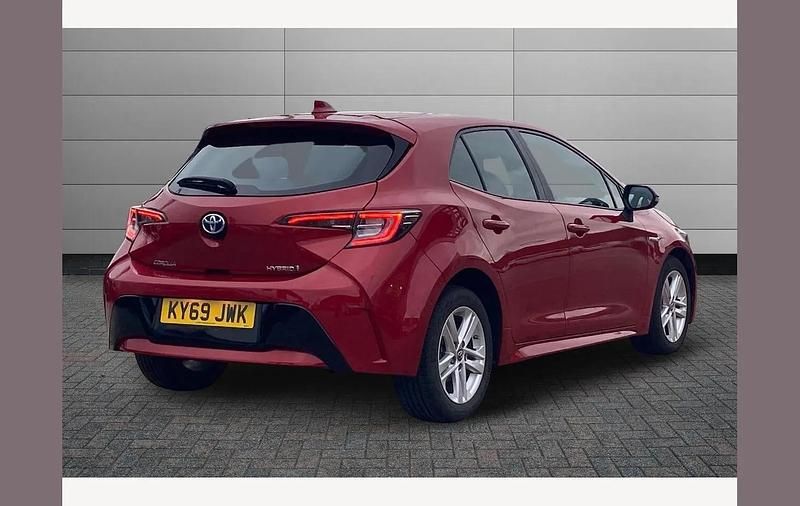 Used Toyota Corolla 122 HP (89 kW) 2019 Red Hatchback