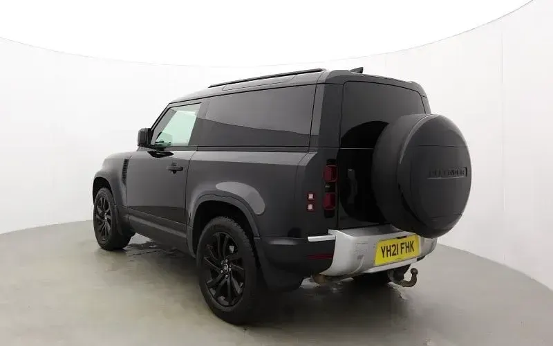 Used Land Rover Defender SE 200 HP (147 kW) 2021 Black SUV