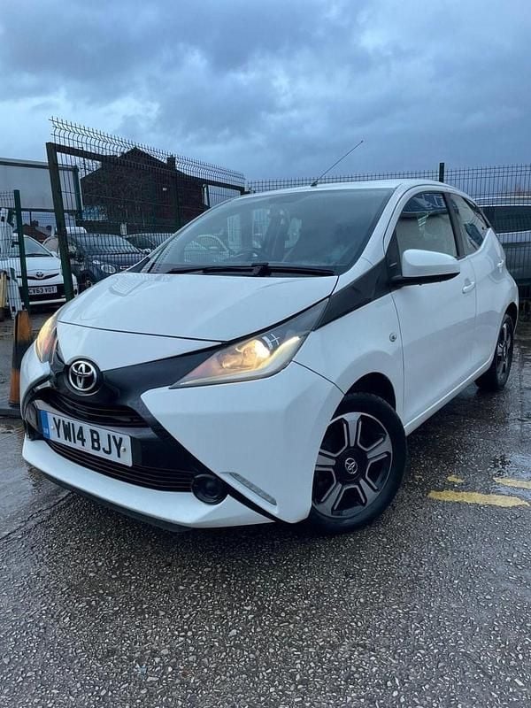 Used Toyota Aygo X-play 68 HP (50 kW) 2014 White Hatchback