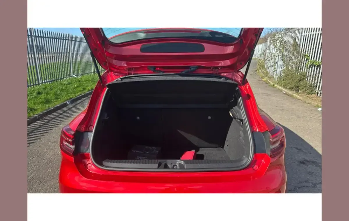 Used Renault Clio SE 90 HP (66 kW) 2022 Red Hatchback