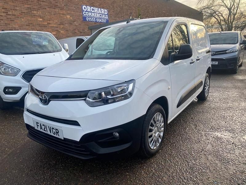 White Used 2021 Toyota Proace MPV | £7,495 (Good price) - Image 1/4