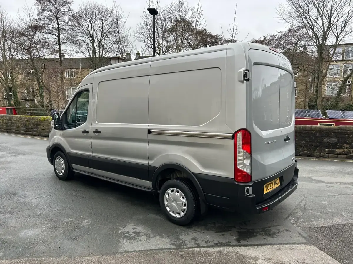 Usado Ford Transit Trend 130 HP (95 kW) 2023 Prateado Van