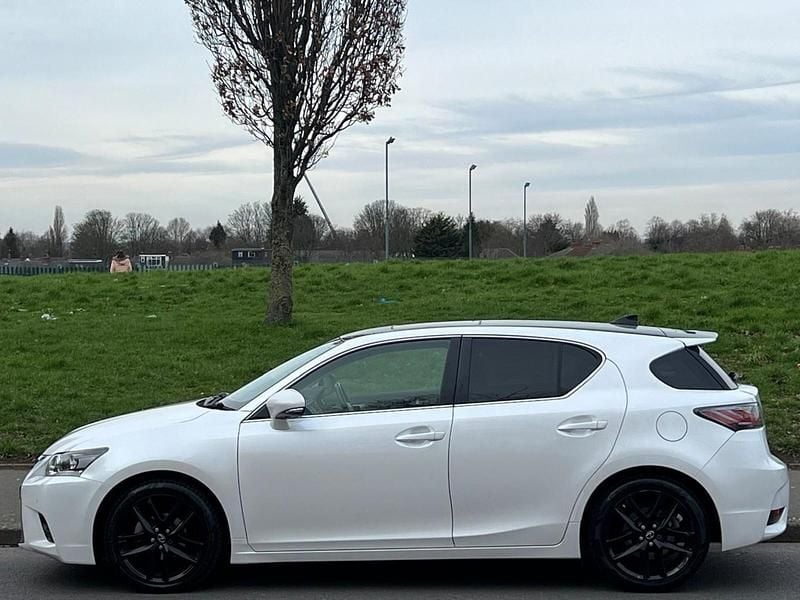 Used Lexus CT200h 136 HP (100 kW) 2016 Mauve/purple Hatchback