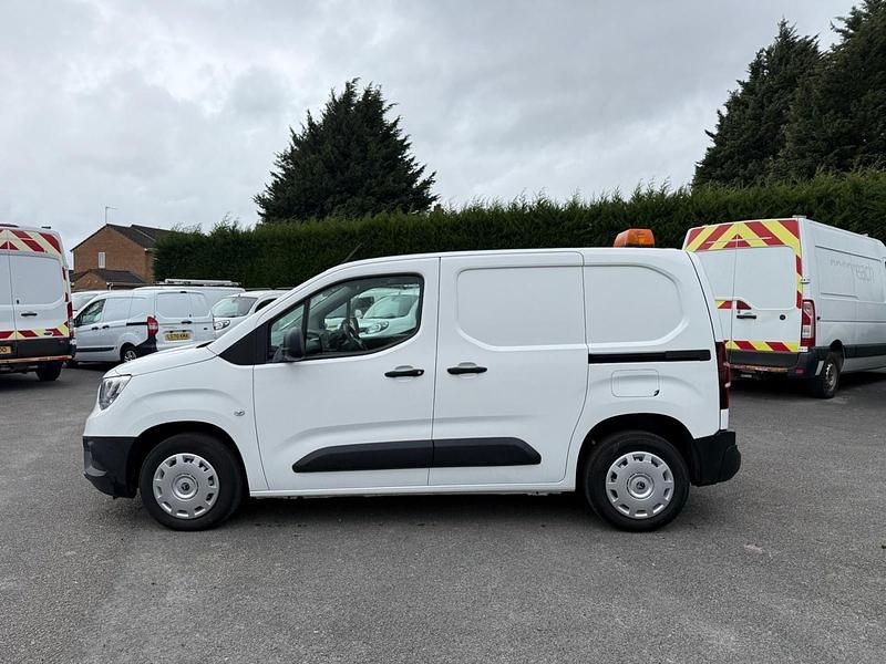 Used Vauxhall Combo Edition 100 HP (73 kW) 2019 White MPV
