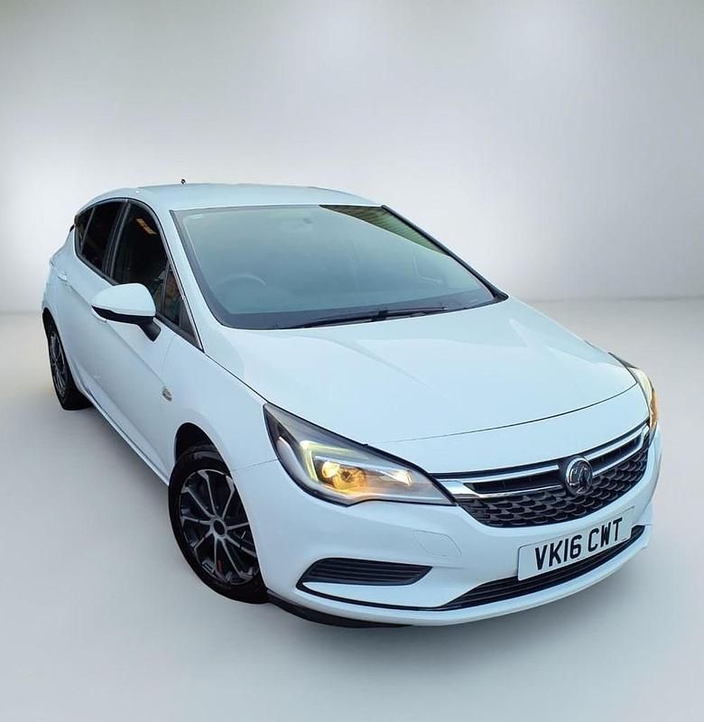 Used Vauxhall Astra Design Edition 110 HP (80 kW) 2016 White Hatchback