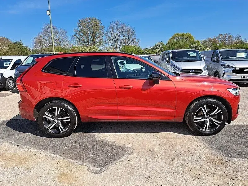 Used Volvo XC60 R-Design 194 HP (142 kW) 2021 Red SUV