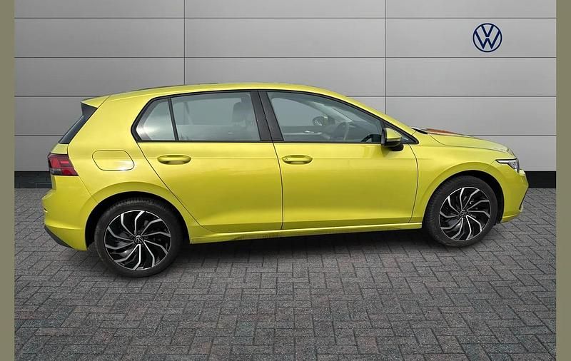 Used VW Golf VIII Life 147 HP (108 kW) 2024 Yellow Hatchback
