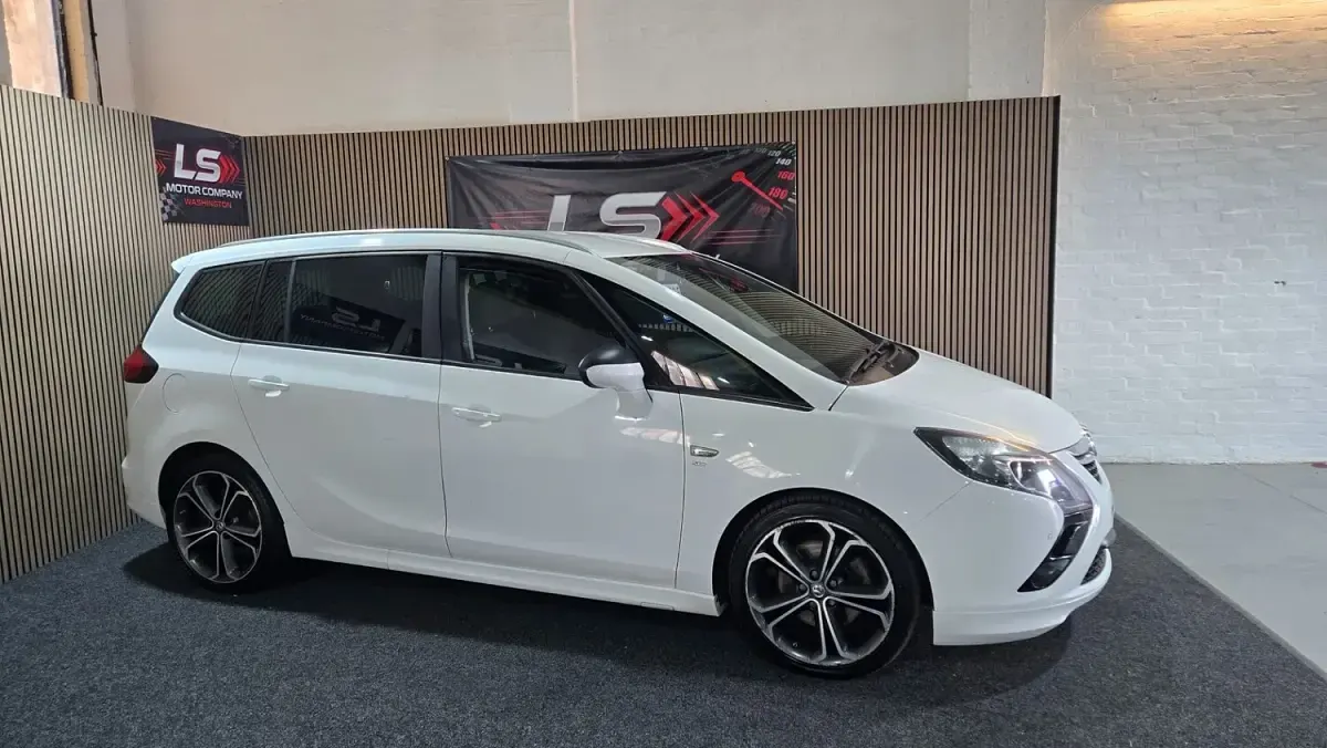 Used Vauxhall Zafira SRi 170 HP (125 kW) 2016 White MPV