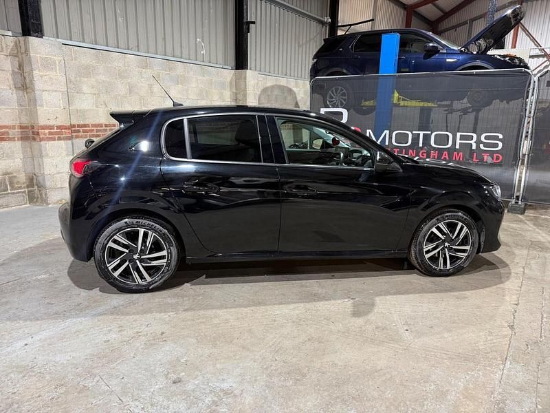 Second-hand Peugeot 208 Allure+ 130 CP (95 kW) 2024 Negru Hatchback