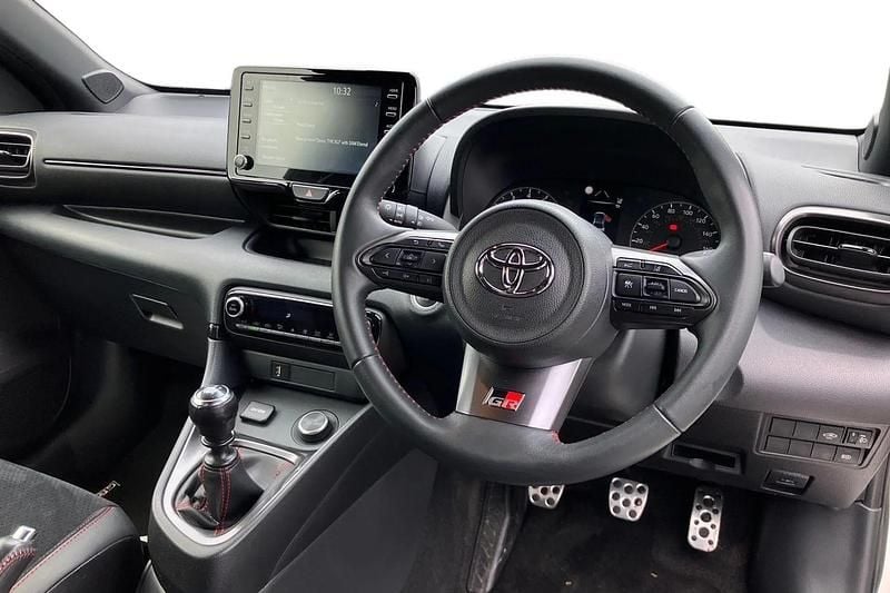 Used Toyota Yaris 261 HP (191 kW) 2021 White Hatchback