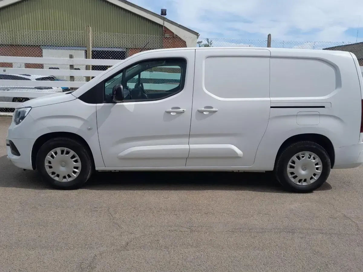 Used Vauxhall Combo 98 kW (134 HP) 2025 White MPV