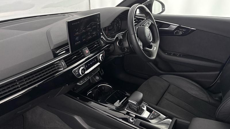 Used Audi A4 Black Edition 150 HP (110 kW) 2022 White Sedan