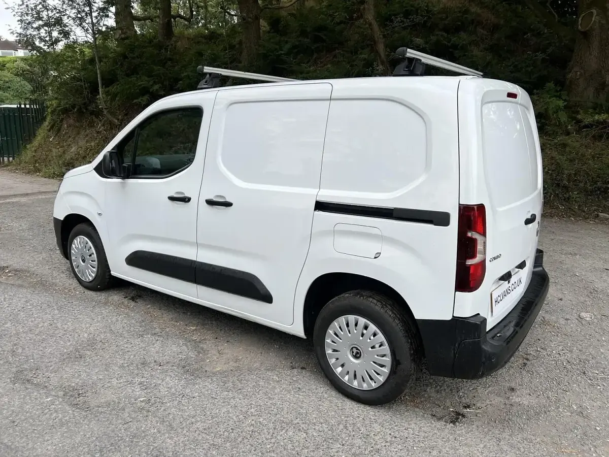 Used Vauxhall Combo 100 HP (73 kW) 2022 White MPV