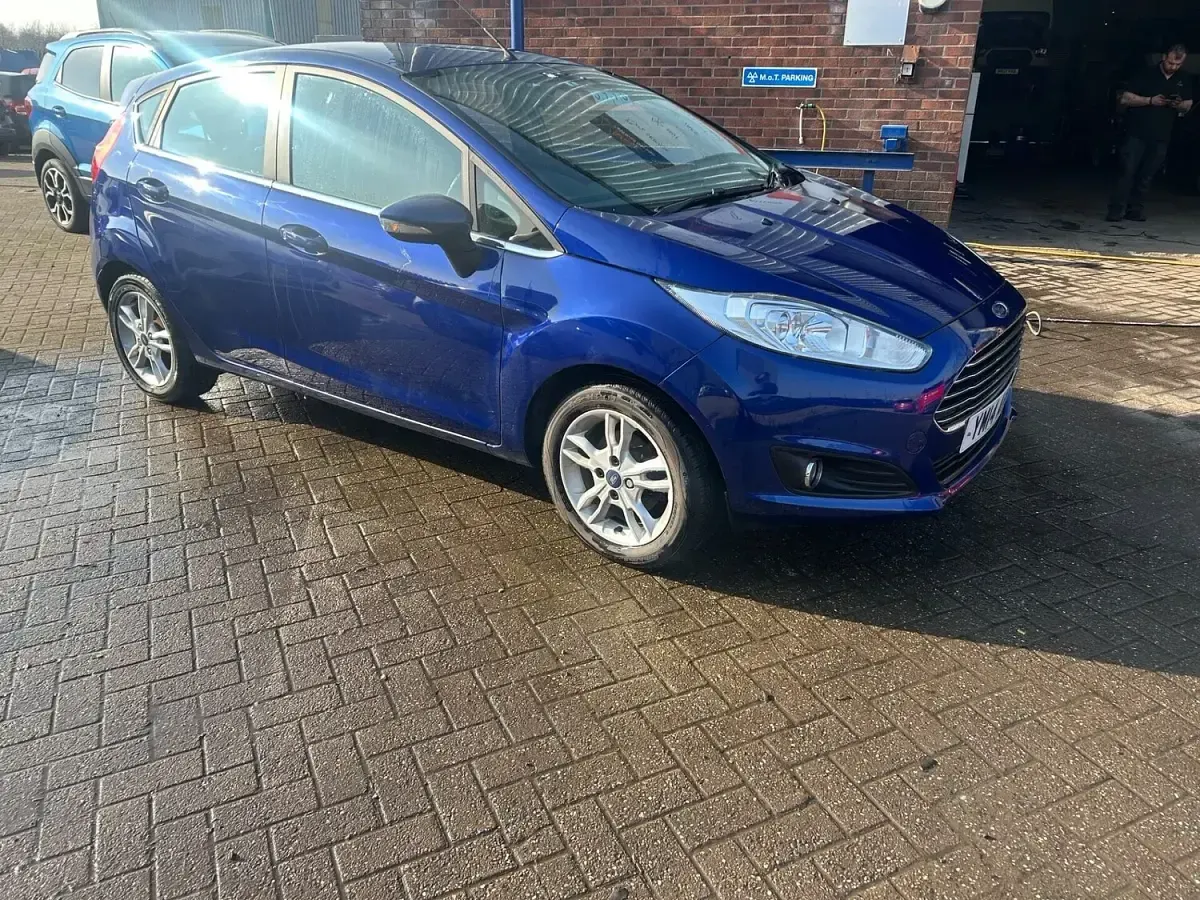 Używany Ford Fiesta Zetec 120 KM (88 kW) 2014 Niebieski Hatchback
