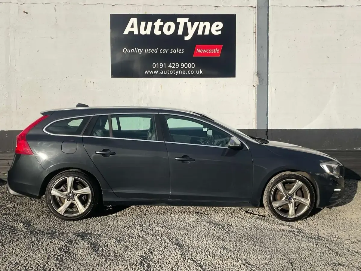 Usado Volvo V60 R-Design 115 CV (84 kW) 2014 Gris Familiar