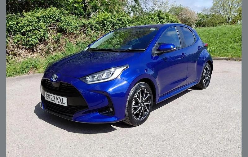 Used Toyota Yaris Hybrid Design 113 HP (83 kW) 2023 Blue Hatchback