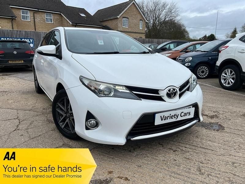 Used Toyota Auris Multidrive S 132 HP (97 kW) 2014 White Hatchback