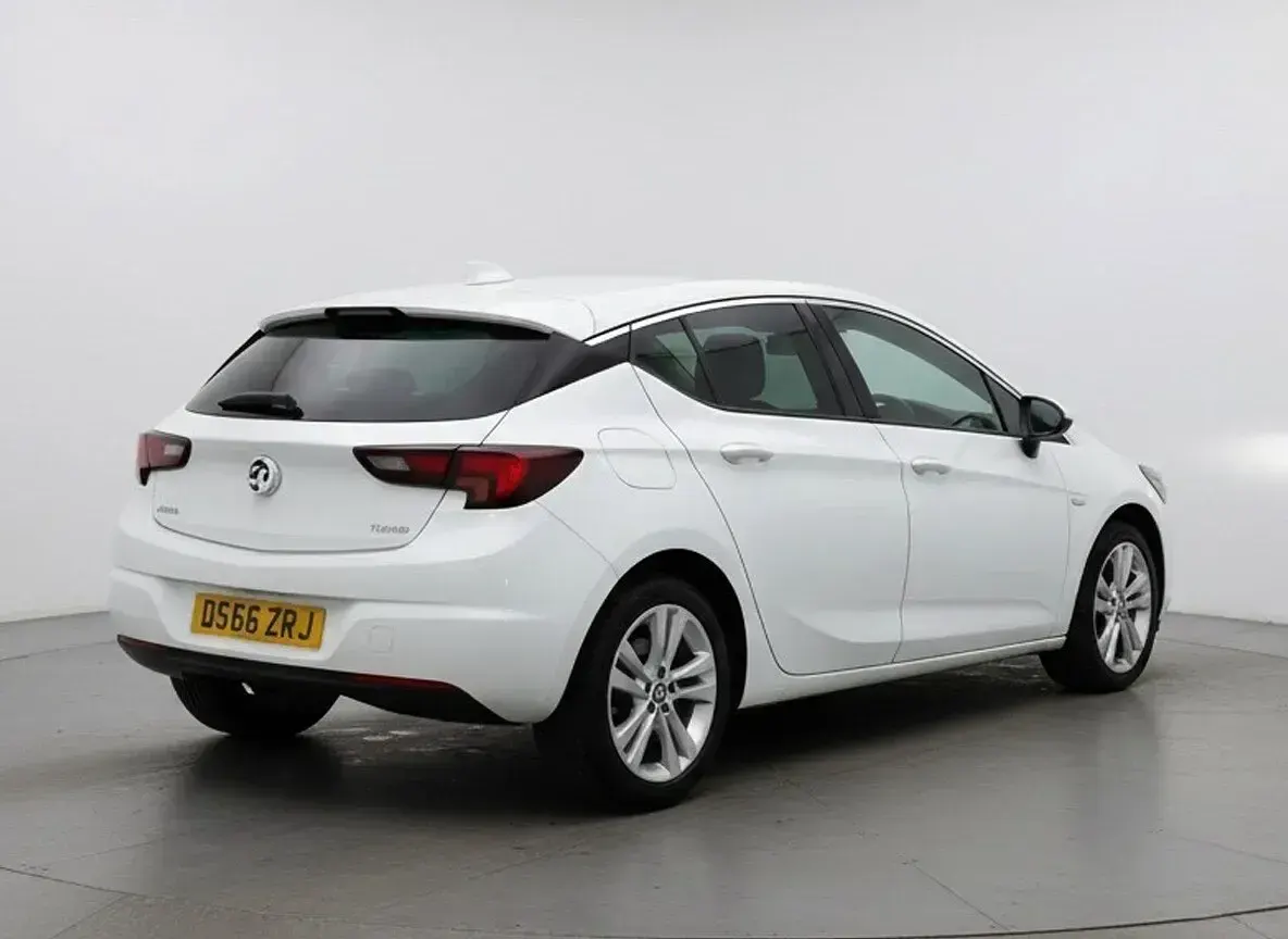 Used Vauxhall Astra SRi 2017 White Hatchback