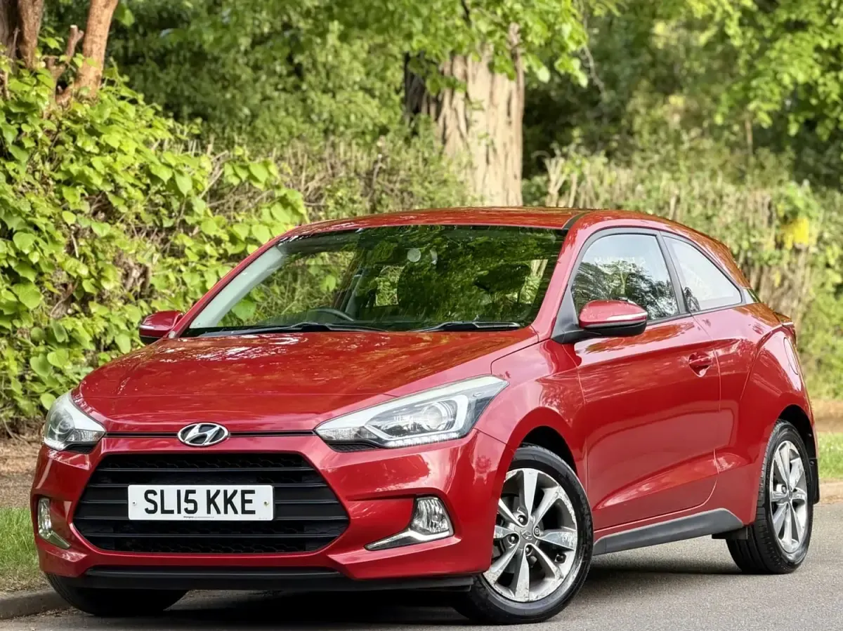 Używany Hyundai i20 SE 84 KM (61 kW) 2015 Czerwony Coupe