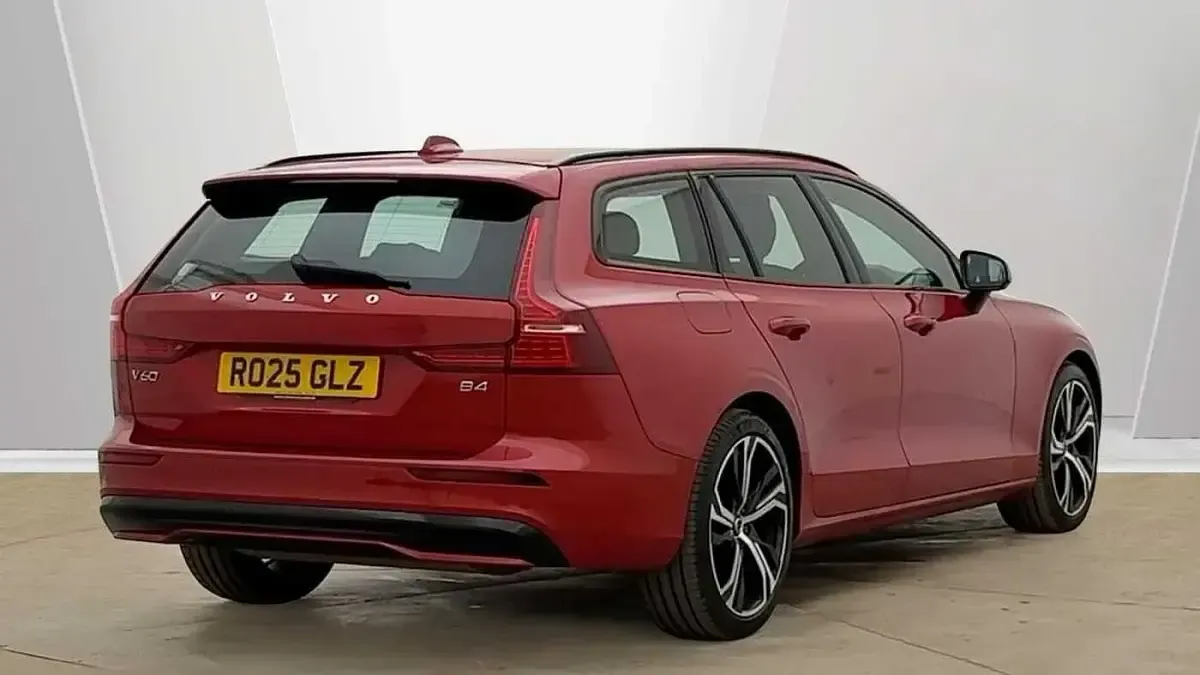 Usado Volvo V60 Plus 2025 Vermelho Carrinha
