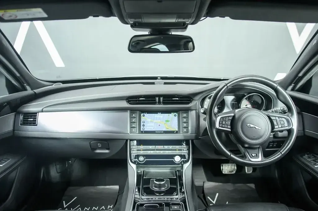Gebraucht Jaguar XF R-Sport 163 PS (119 kW) 2018 Silber Limousine