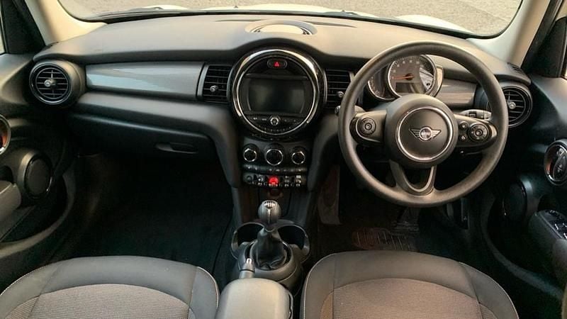 Used Mini Cooper Classic 134 HP (98 kW) 2019 White Hatchback