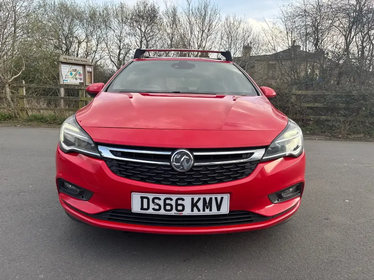 Used Vauxhall Astra SRi 105 HP (77 kW) 2016 Red Hatchback
