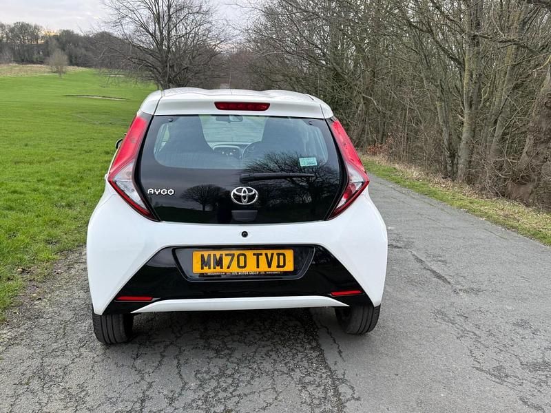 Used Toyota Aygo X-play 72 HP (52 kW) 2021 White Hatchback