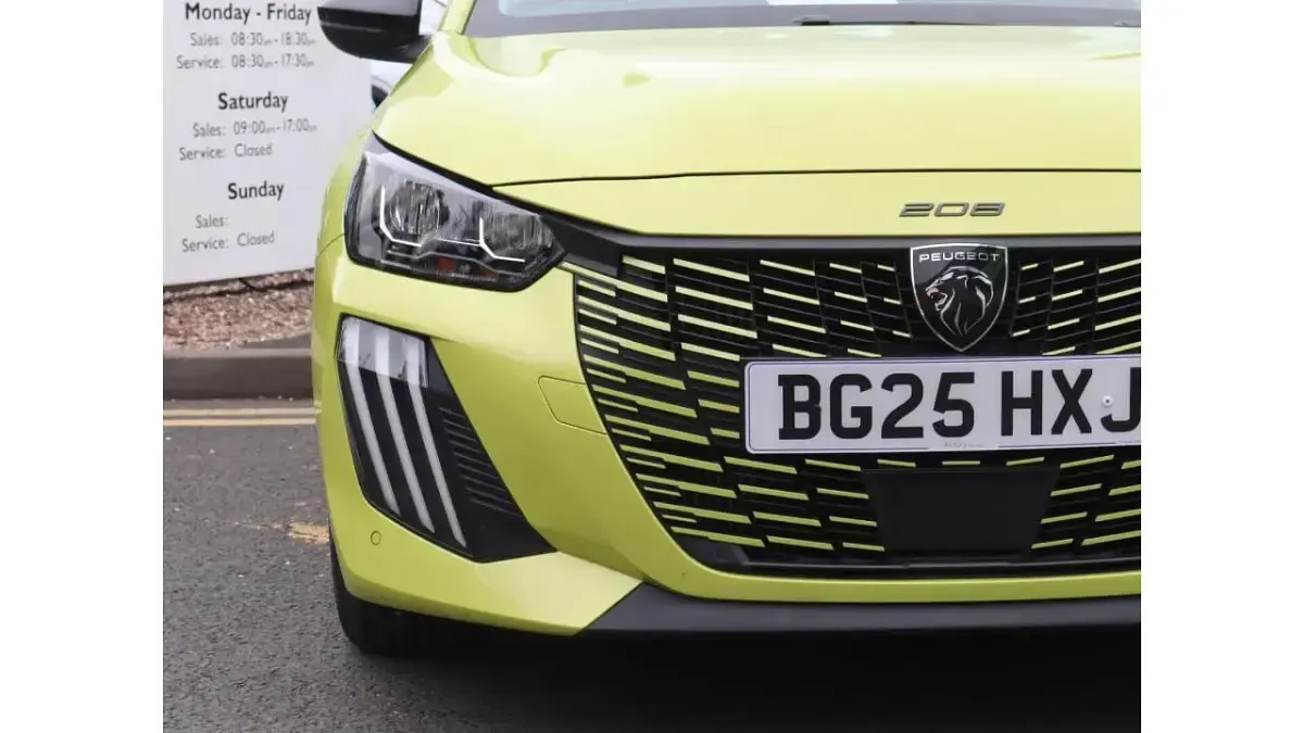 Used Peugeot 208 Allure 101 HP (74 kW) 2025 Yellow Hatchback
