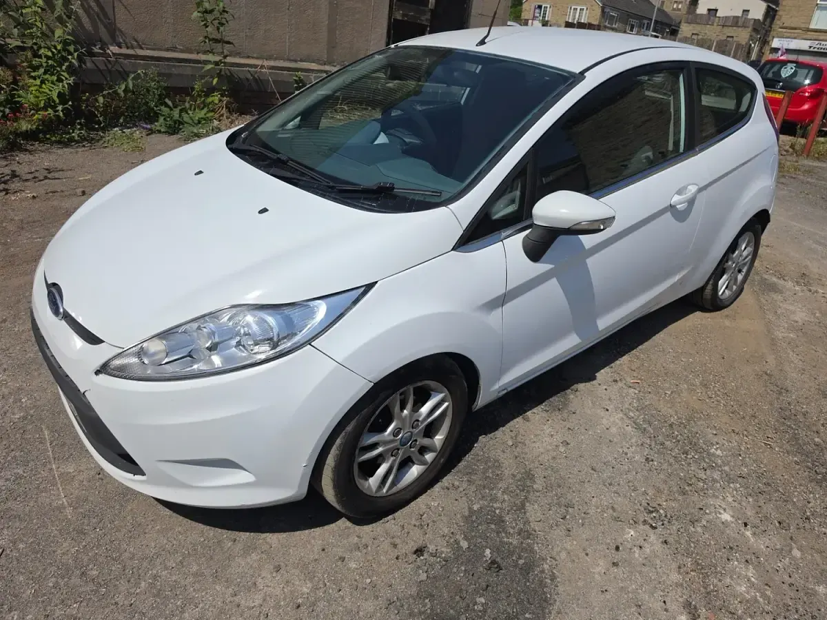 Used Ford Fiesta Zetec 82 HP (60 kW) 2009 White Hatchback