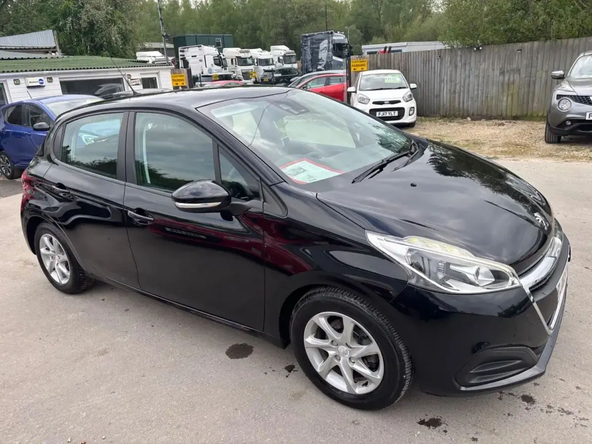 Gebraucht Peugeot 208 Active 2015 Schwarz Kleinwagen