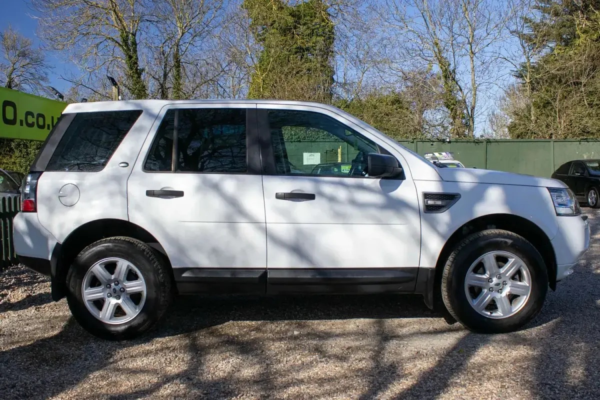 Used Land Rover Freelander 2 150 HP (110 kW) 2014 White SUV