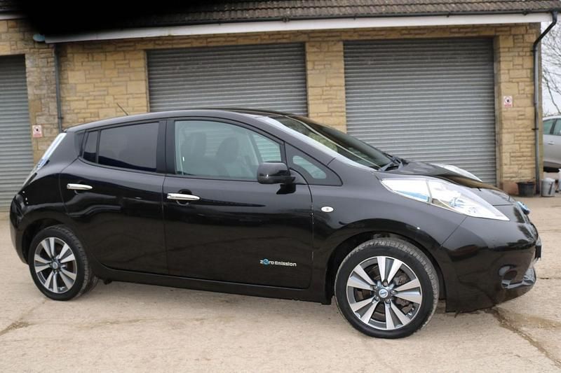 Used Nissan Leaf Tekna 80 kW (109 HP) 2014 Black Hatchback
