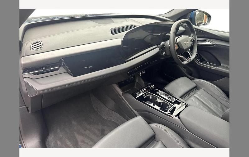Begagnad Audi Q6 e-tron S-Line 225 kW (306 HK) 2024 Blå SUV