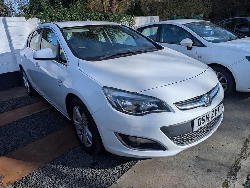 Used Vauxhall Astra SRi 130 HP (95 kW) 2014 White Hatchback