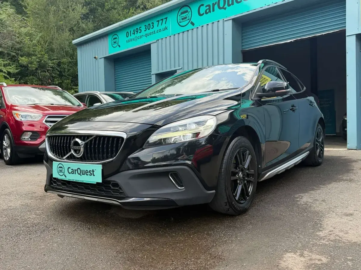 Used Volvo V40 2016 Black Hatchback