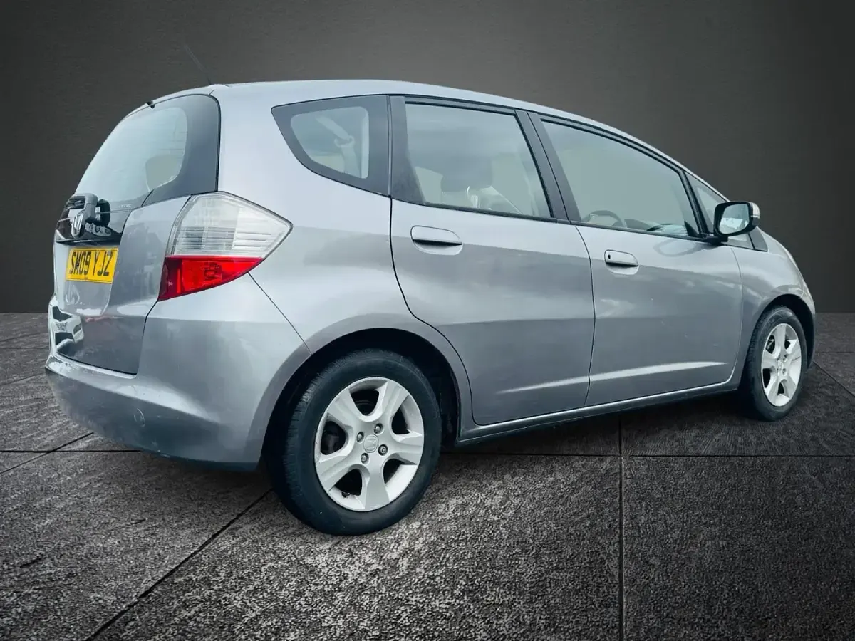 Used Honda Jazz ES 100 HP (73 kW) 2009 Silver Hatchback